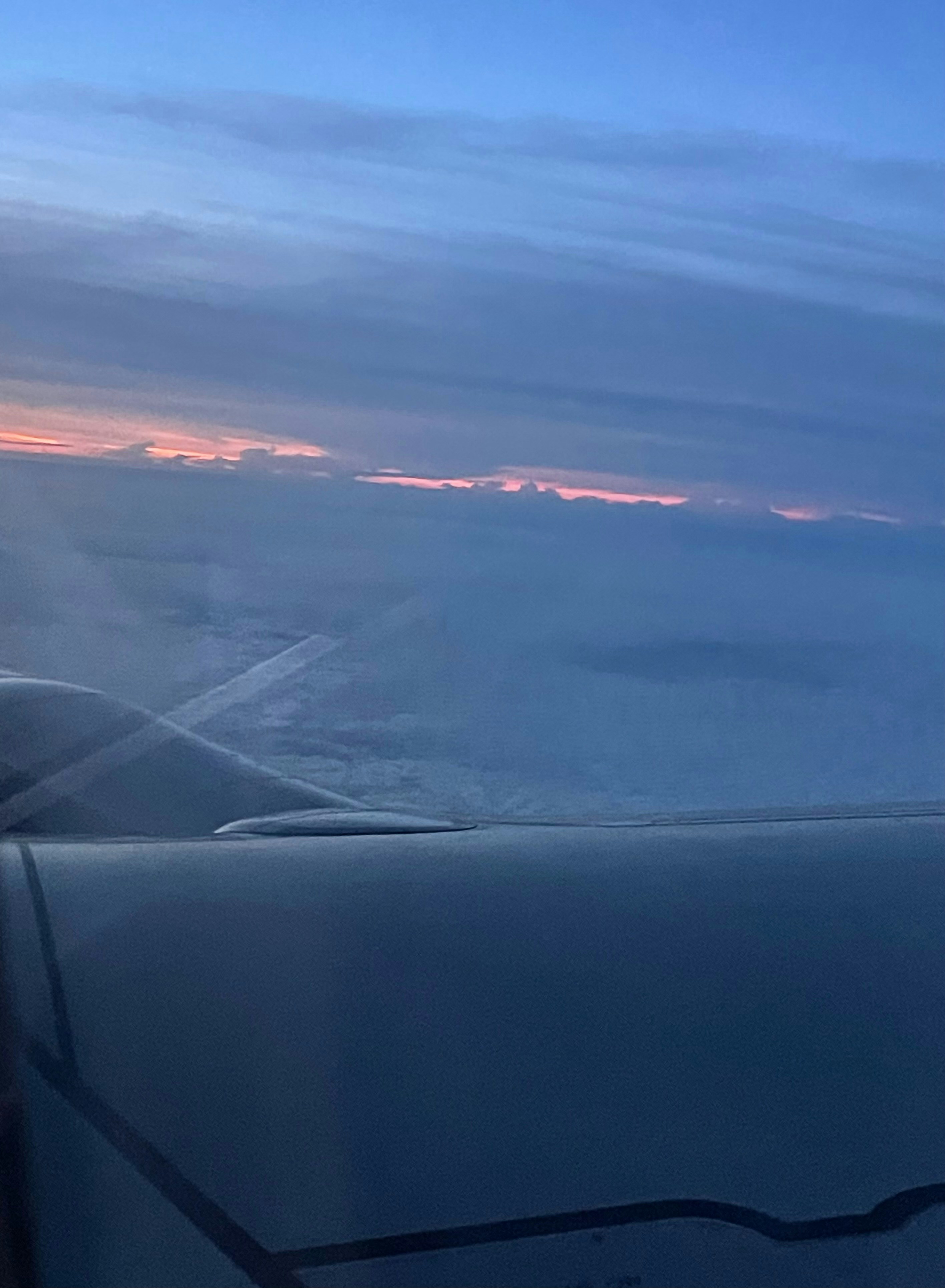 une vue de l’aile d’un avion au coucher du soleil