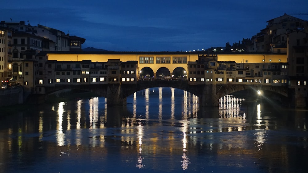 eine Brücke über ein Gewässer bei Nacht