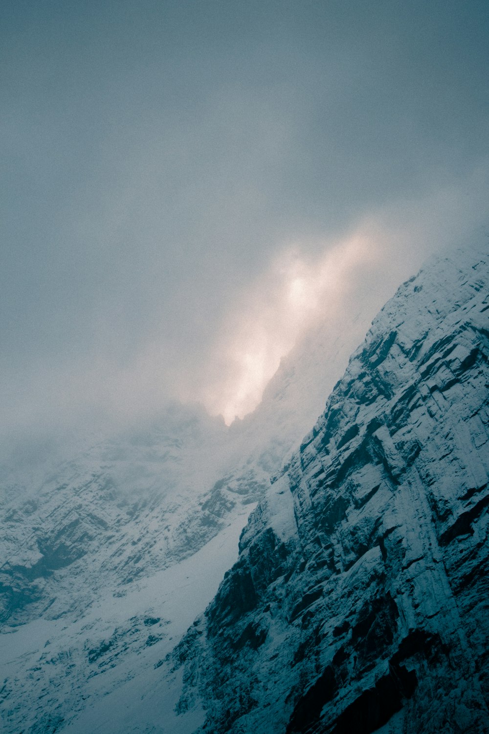 ein schneebedeckter Berg mit einem Himmelshintergrund