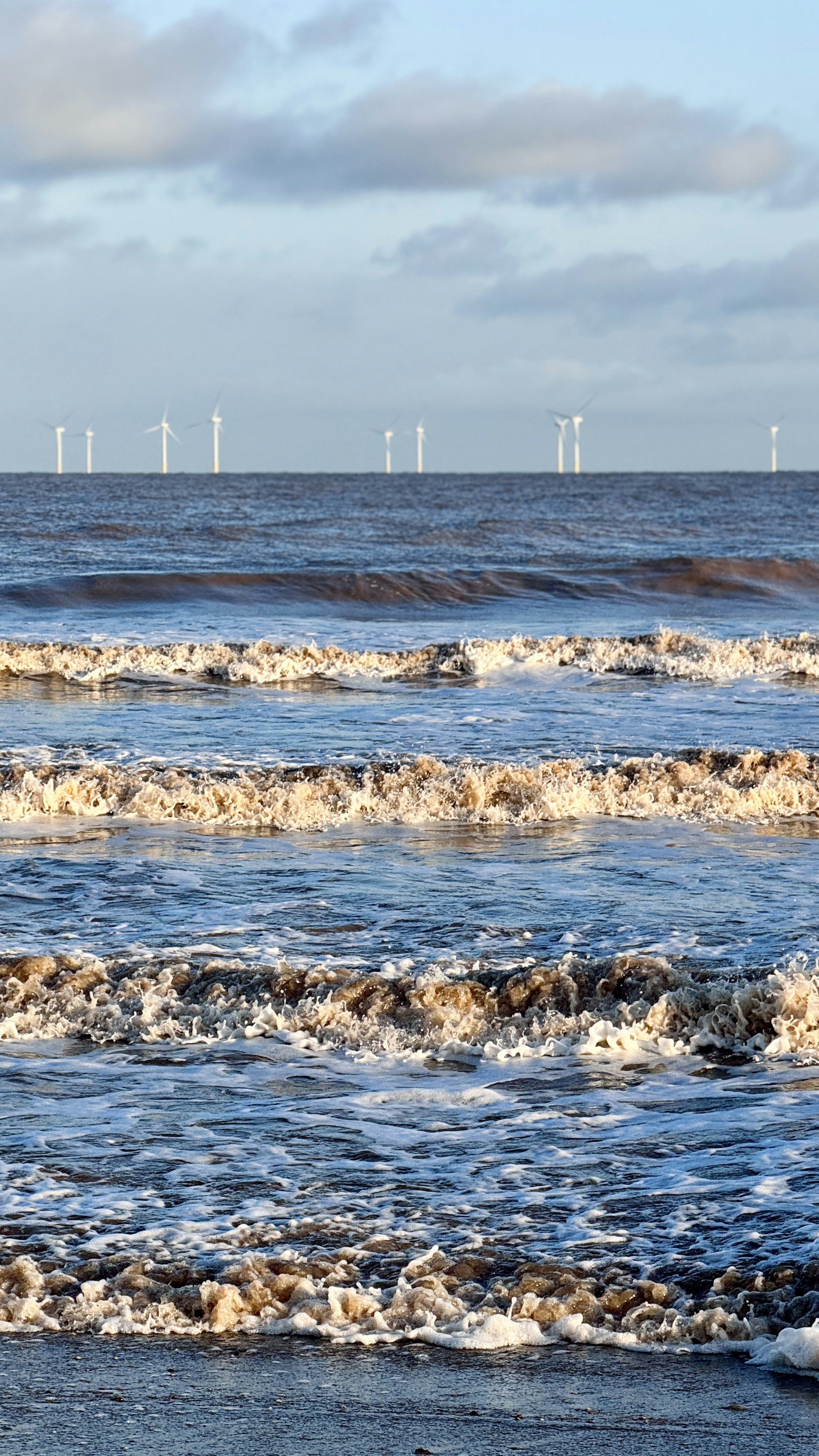 una persona che cavalca una tavola da surf su un'onda nell'oceano