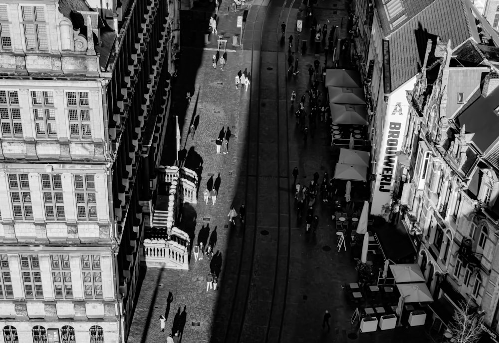 a black and white photo of a city street