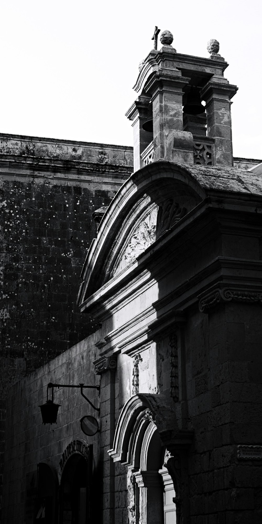 une photo en noir et blanc d’une tour de l’horloge