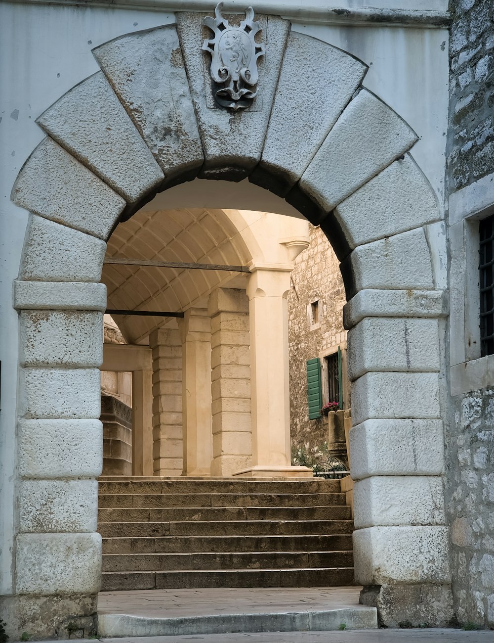 出入り口とそこへ続く階段のある石造りの建物