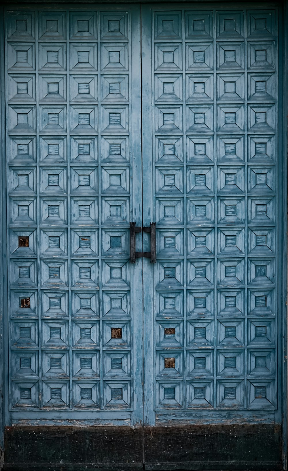 una puerta azul con una manija de metal