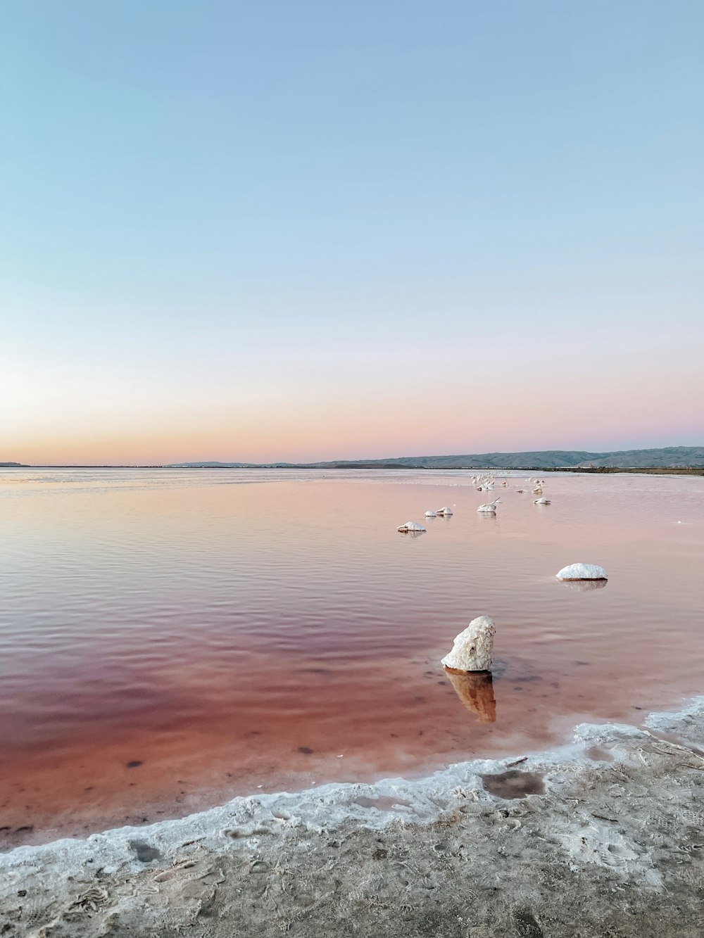 uno specchio d'acqua che contiene alcune rocce