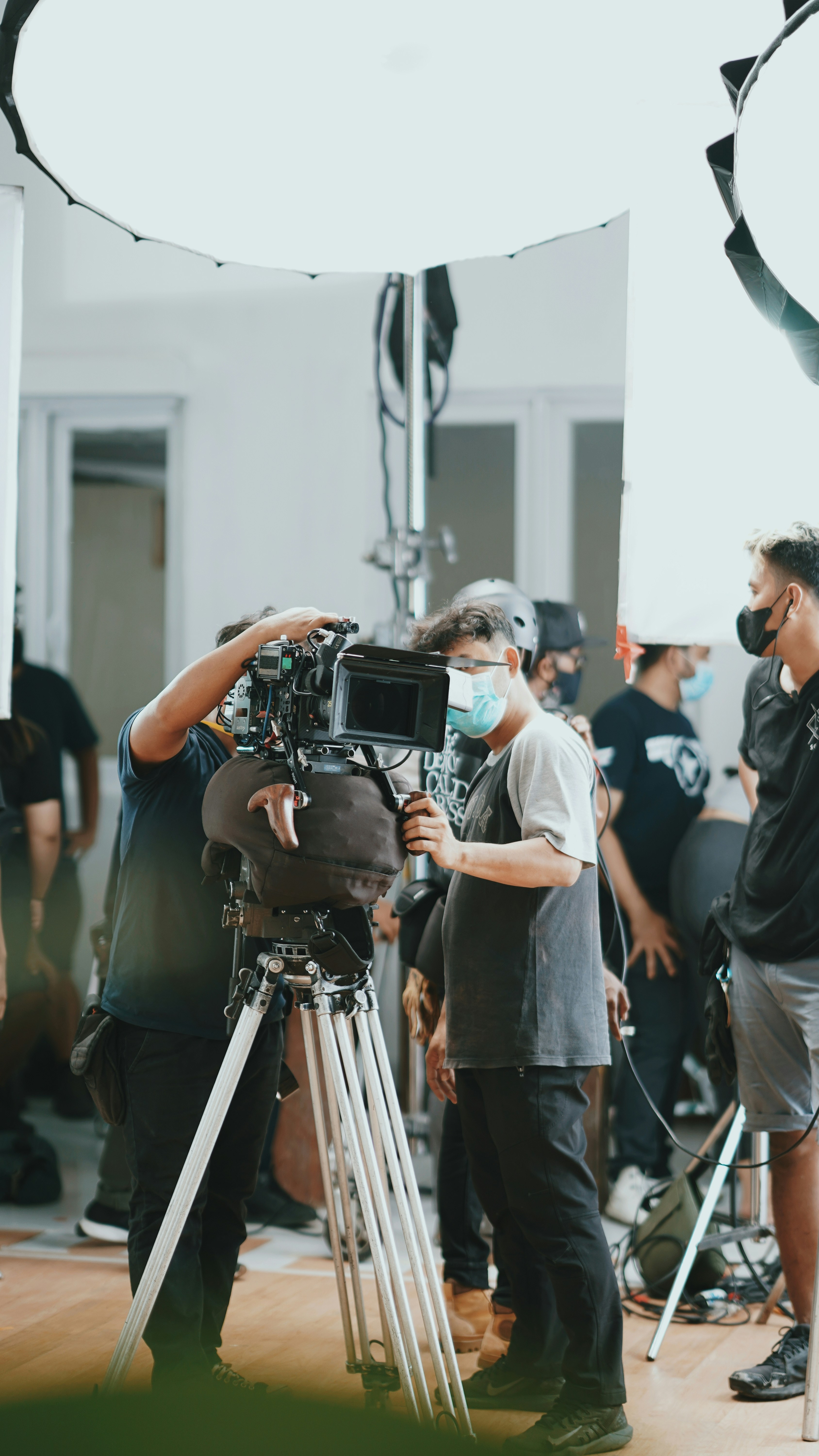 Equipo de filmación profesional con cámara cinema en set de producción con iluminación dramática