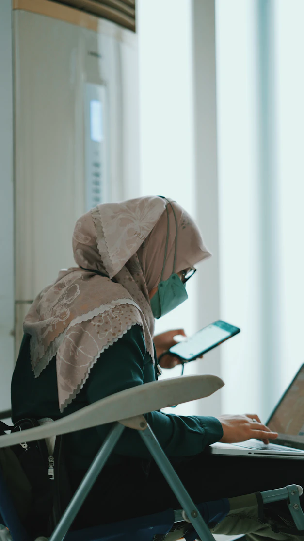 Student learning online with computer