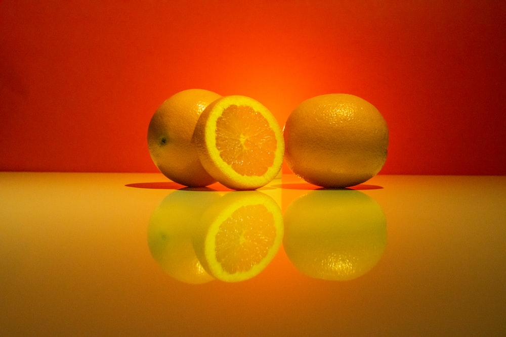 Tres naranjas sentadas una al lado de la otra en una mesa