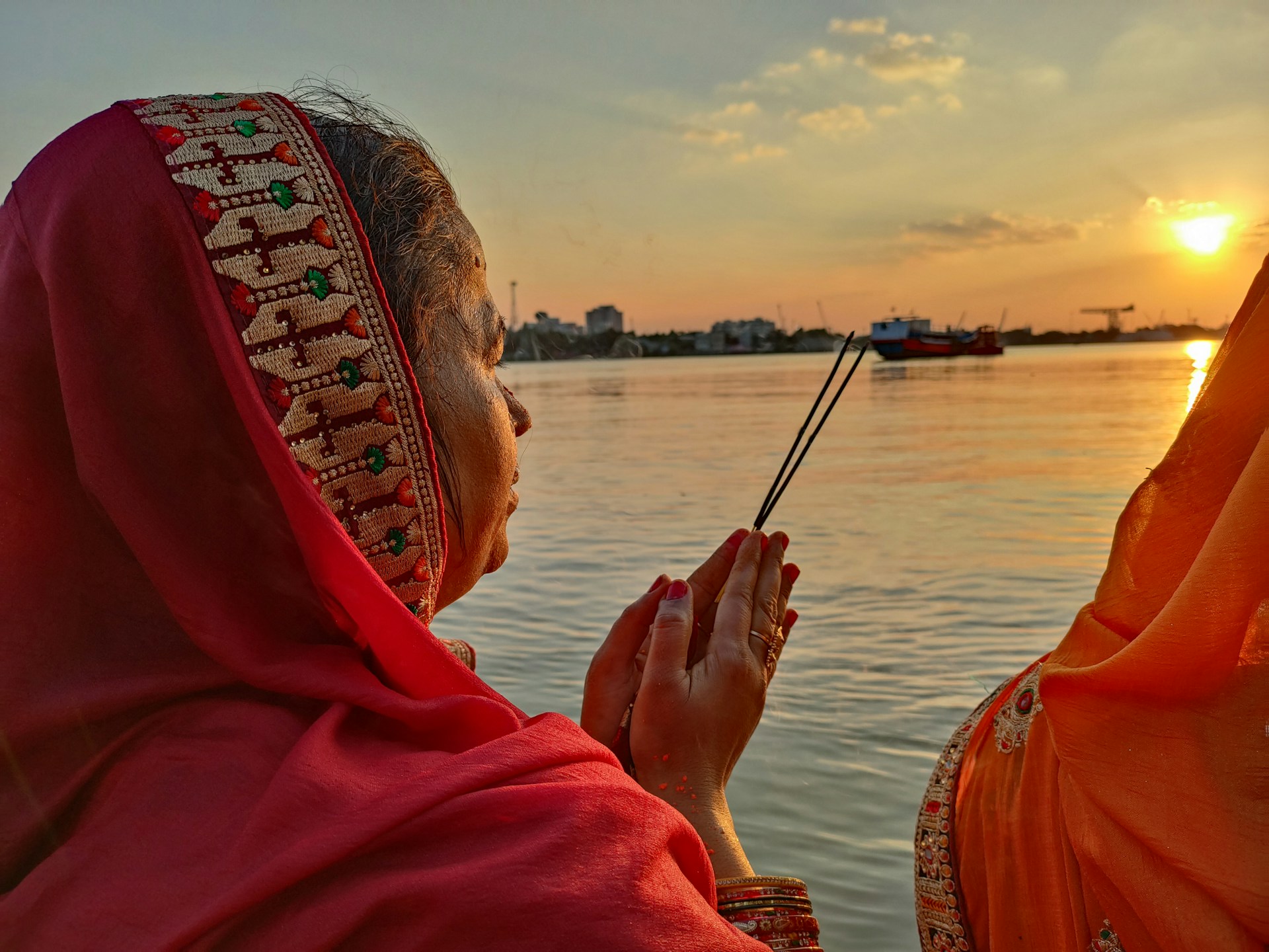 gray computer monitor