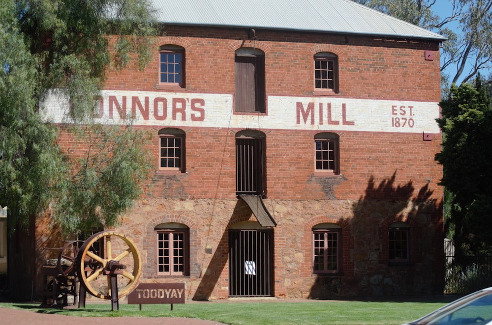 a brick building with a sign that says innnors mill