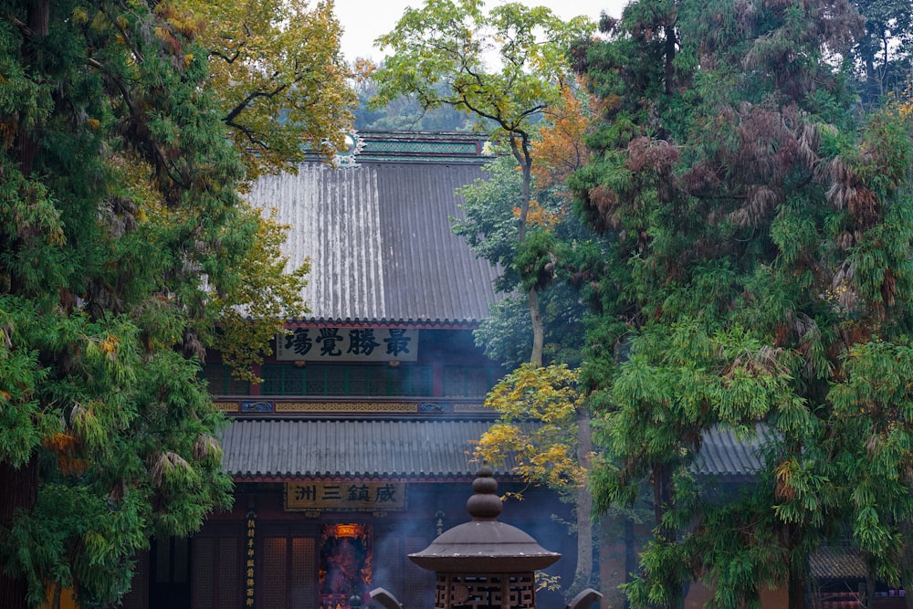 Una pagoda nel mezzo di un parco circondato da alberi