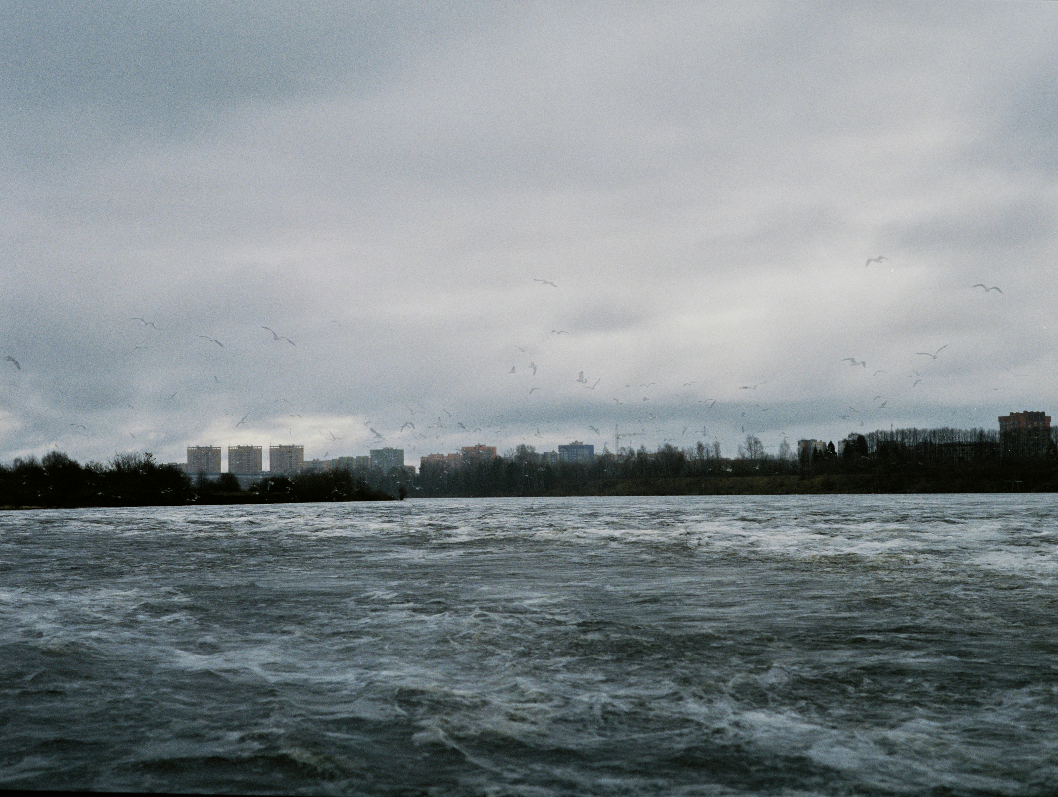 Un grand plan d’eau avec une ville en arrière-plan