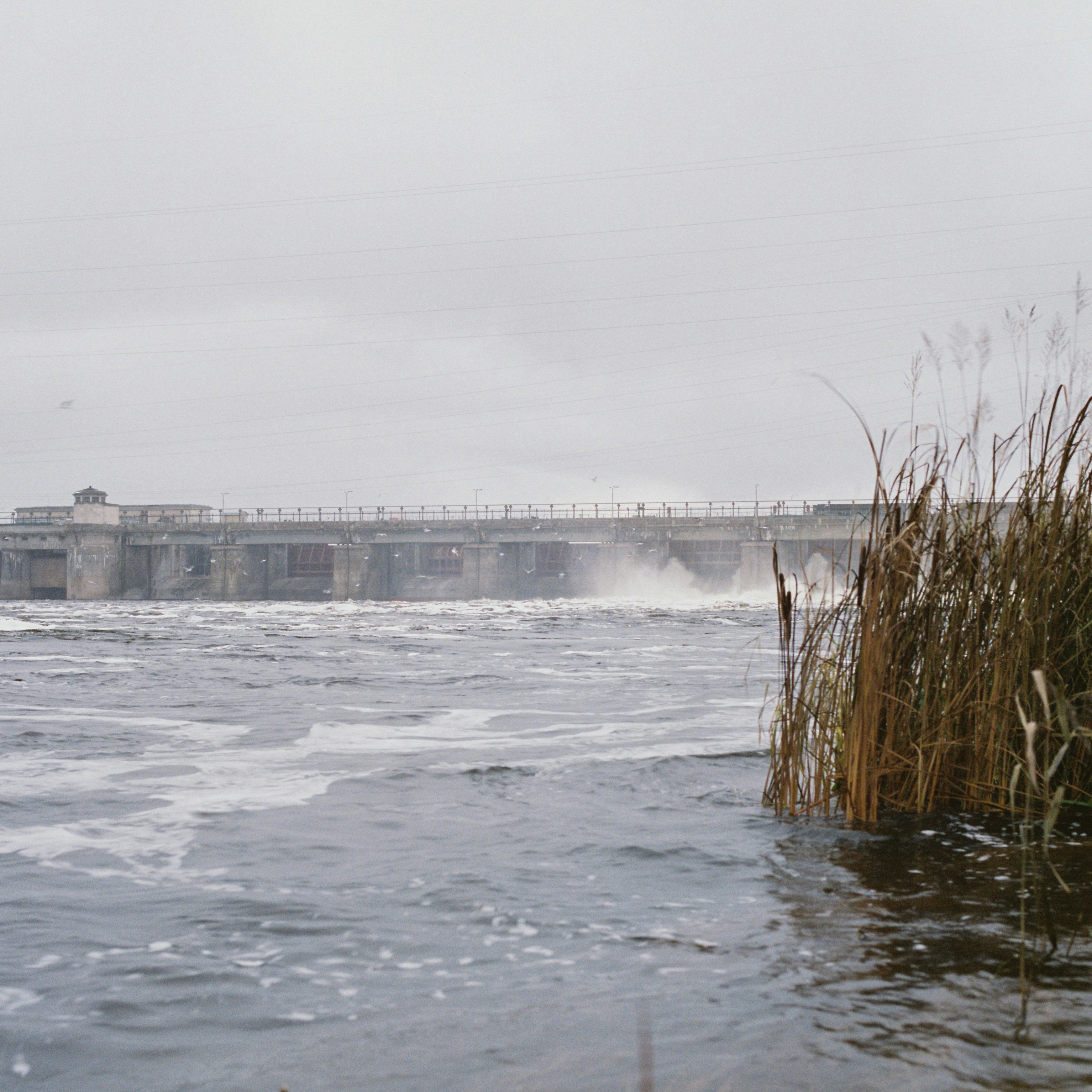 un grand plan d’eau avec un pont en arrière-plan