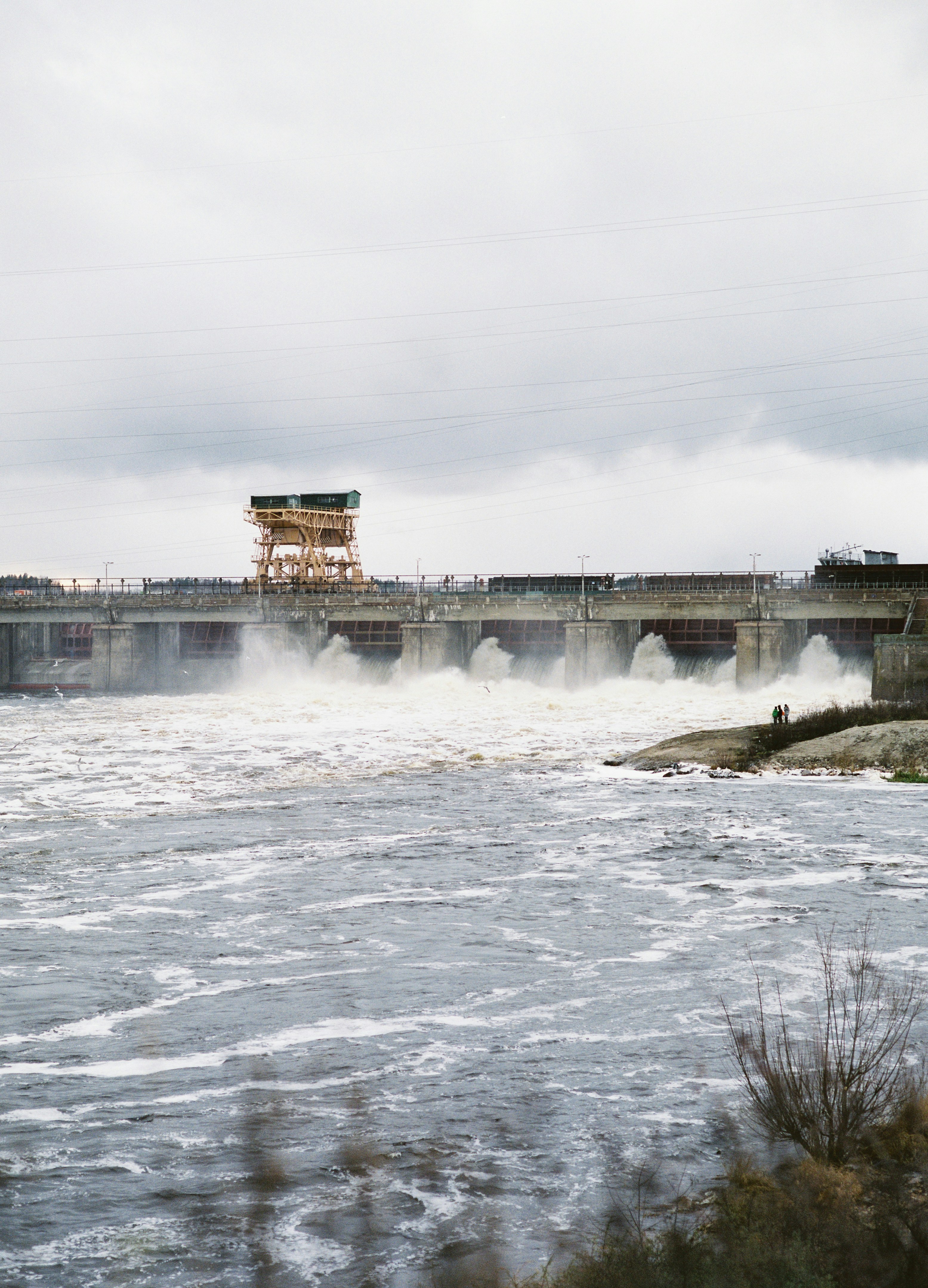 un grand plan d’eau avec un pont en arrière-plan