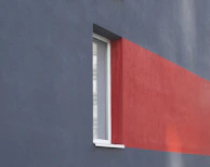 Architectural detail of a luxury home’s window corner, emphasizing minimalist design and solar protection.