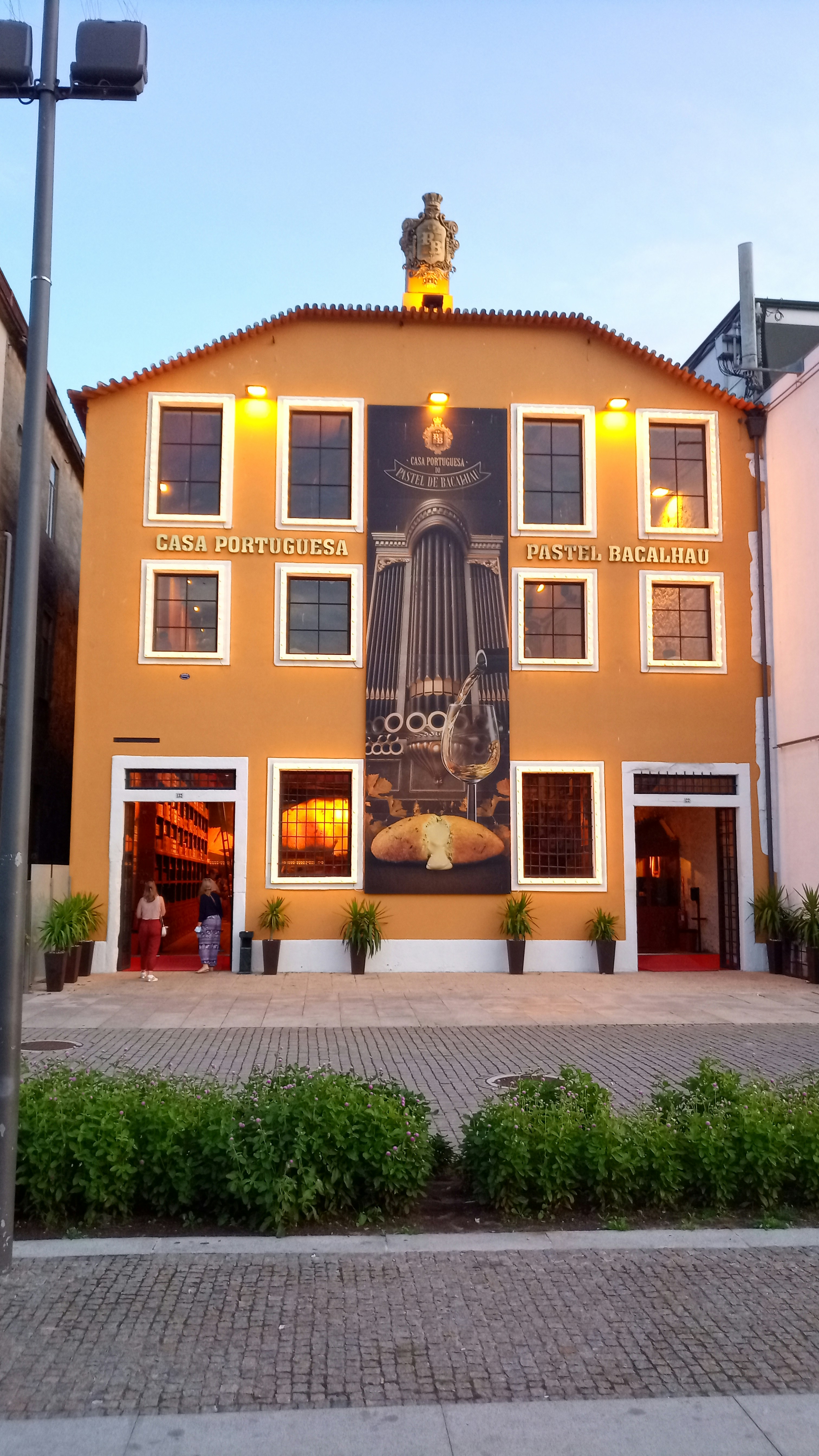 What Are the Best Pairings for Caldo Verde Soup?