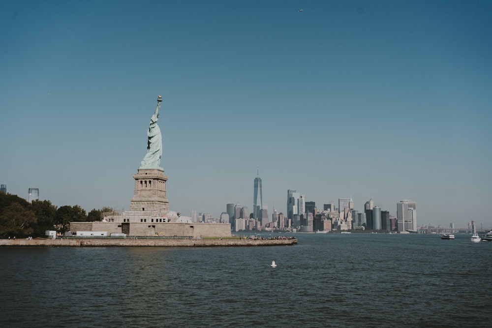 A Estátua da Liberdade fica em frente ao horizonte da cidade