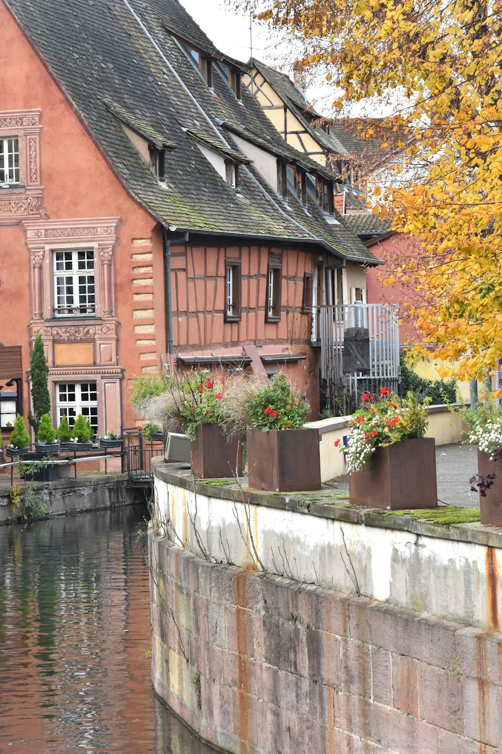 une rivière qui traverse une ville à côté de grands immeubles