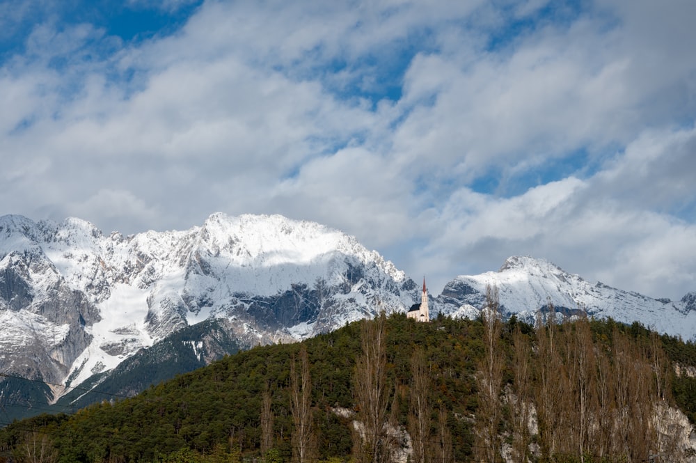une vue d’une chaîne de montagnes avec une église au premier plan