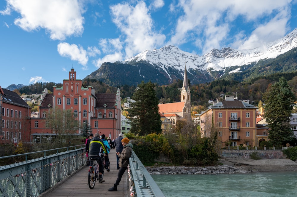 un groupe de personnes à vélo sur un pont