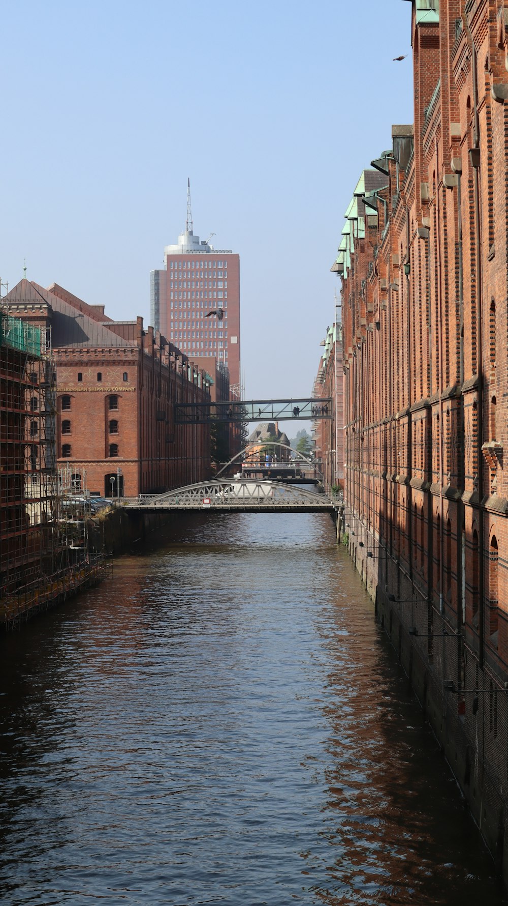 Un río que atraviesa una ciudad junto a edificios altos