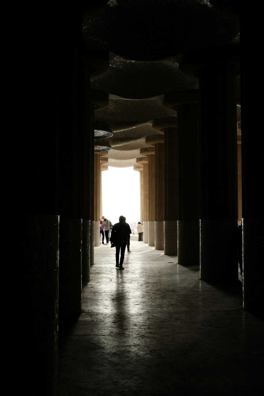 Un grupo de personas caminando por un pasillo oscuro