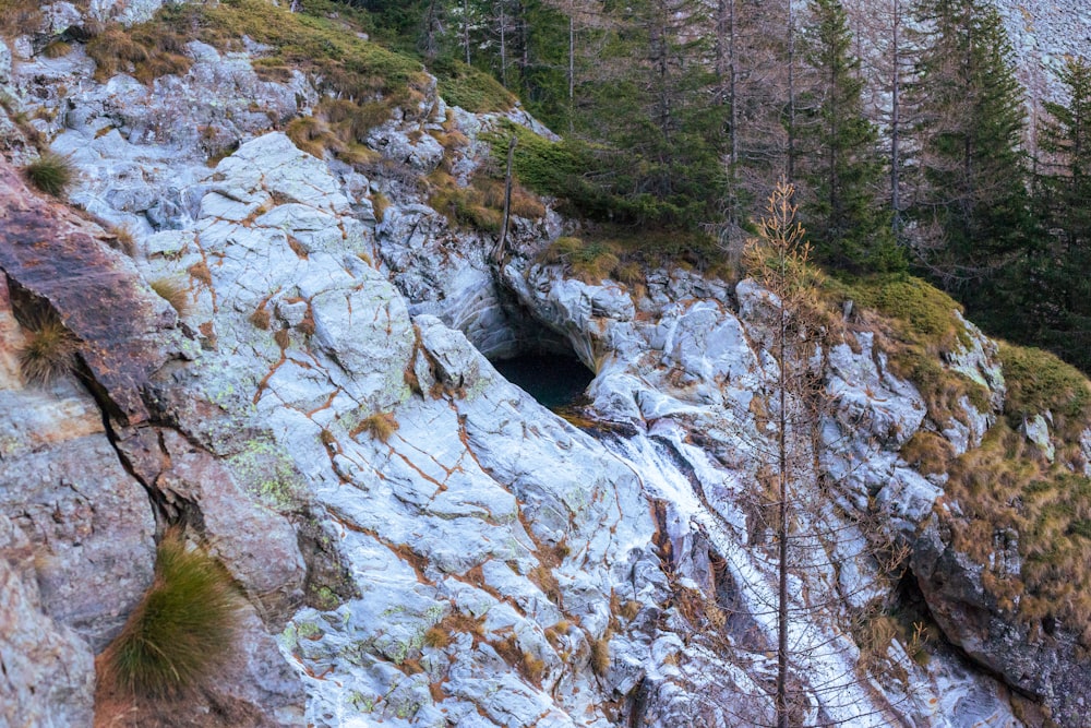 eine felsige Klippe mit einem Loch in der Mitte