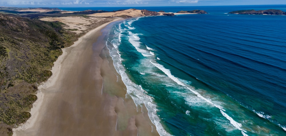 uma vista aérea de uma praia e oceano