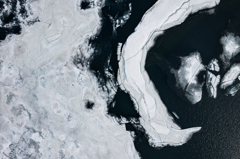 Luftaufnahme eines mit Eis bedeckten Gewässers