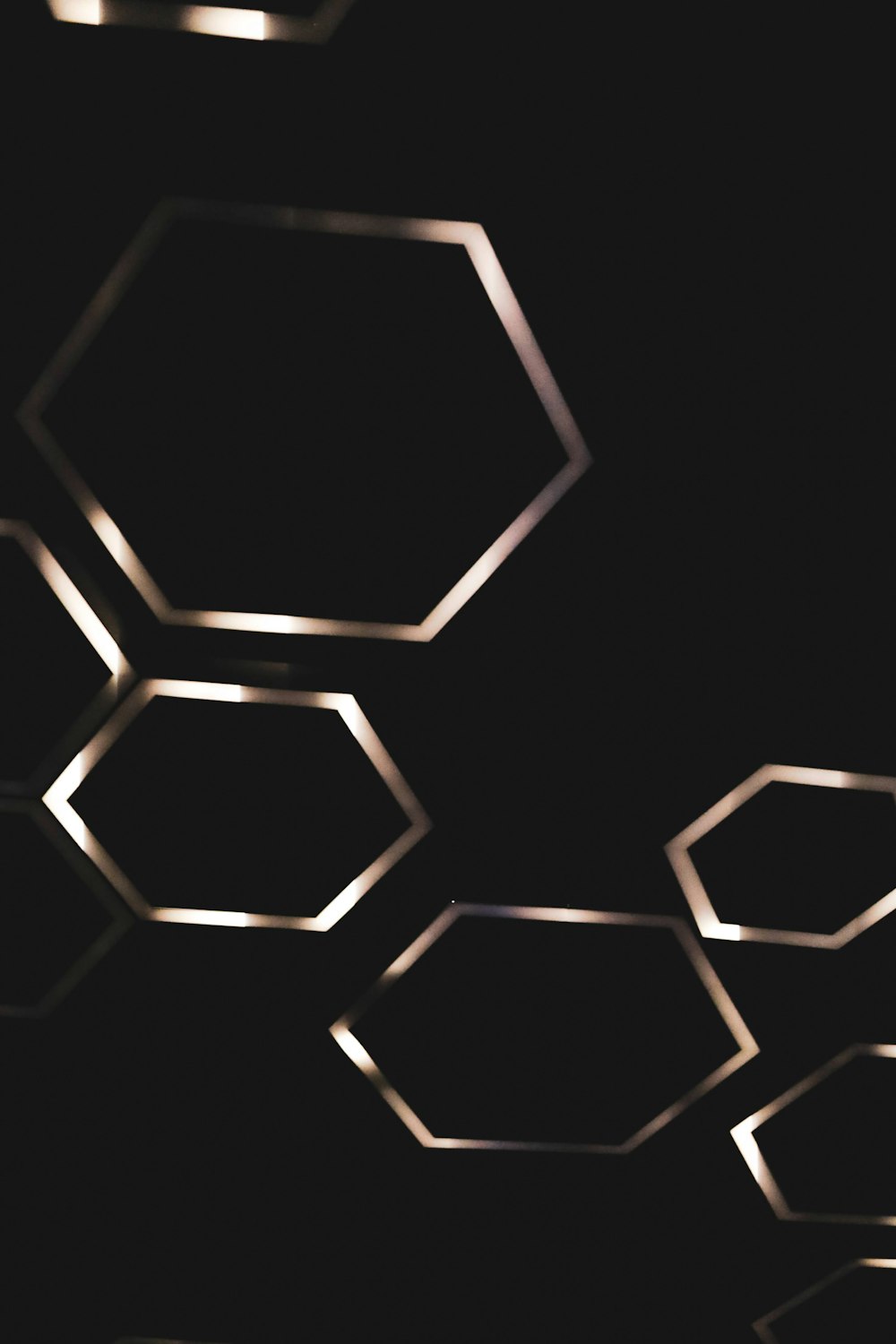 Um monte de formas hexagonais são mostradas no escuro