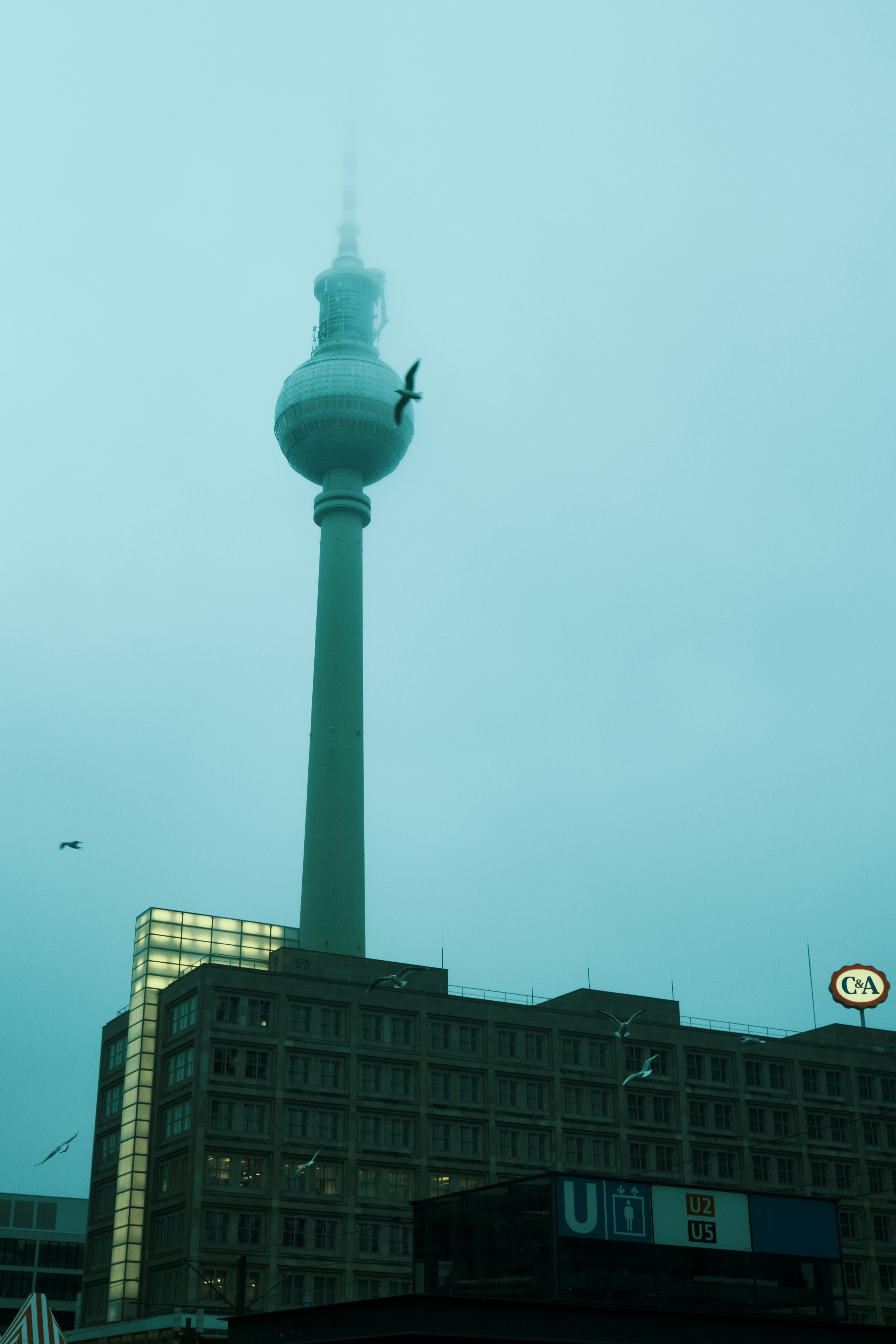 Un très grand bâtiment avec une très haute tour en arrière-plan