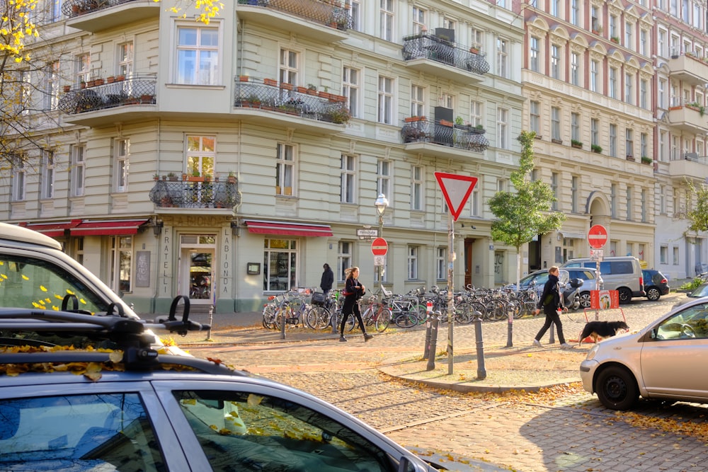 a city street filled with lots of traffic next to tall buildings