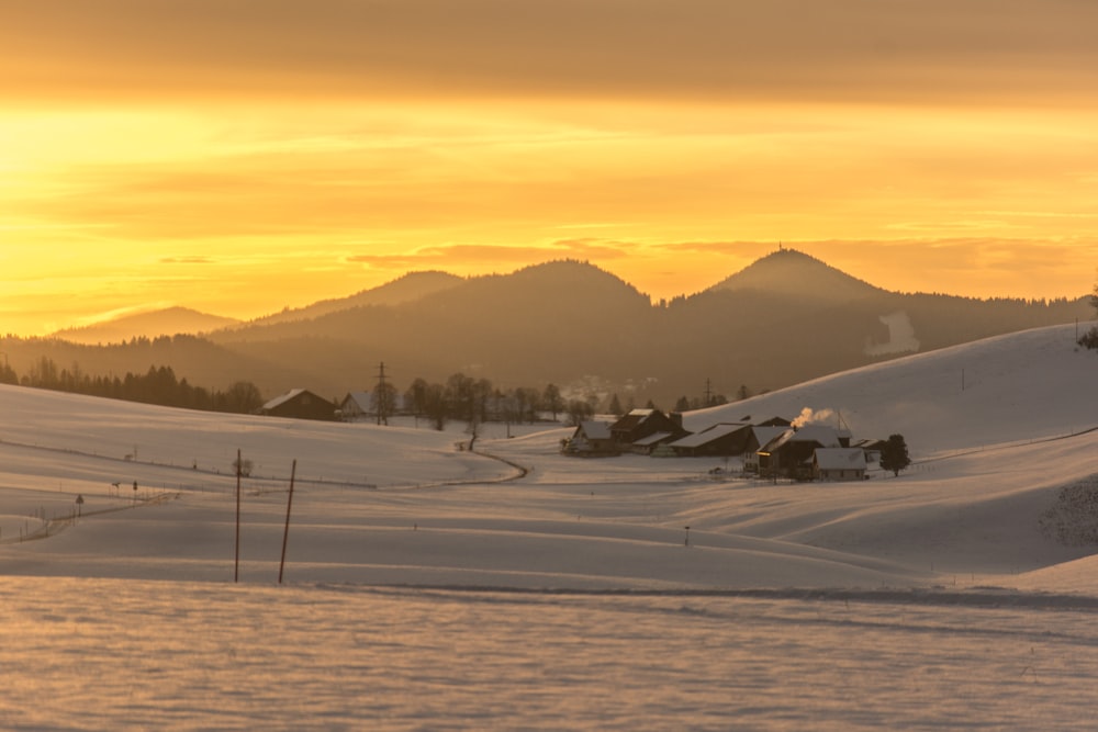 Le soleil se couche sur une montagne enneigée