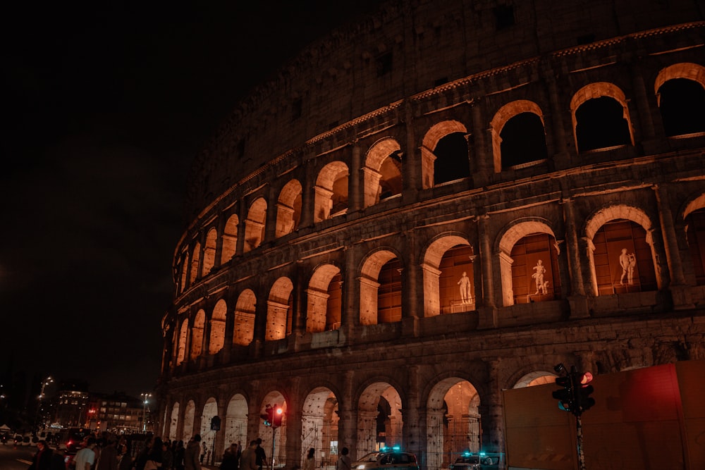 un grande edificio che ha molte finestre su di esso