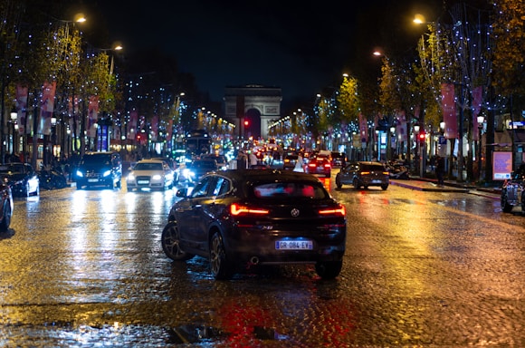 a city street filled with lots of traffic at night