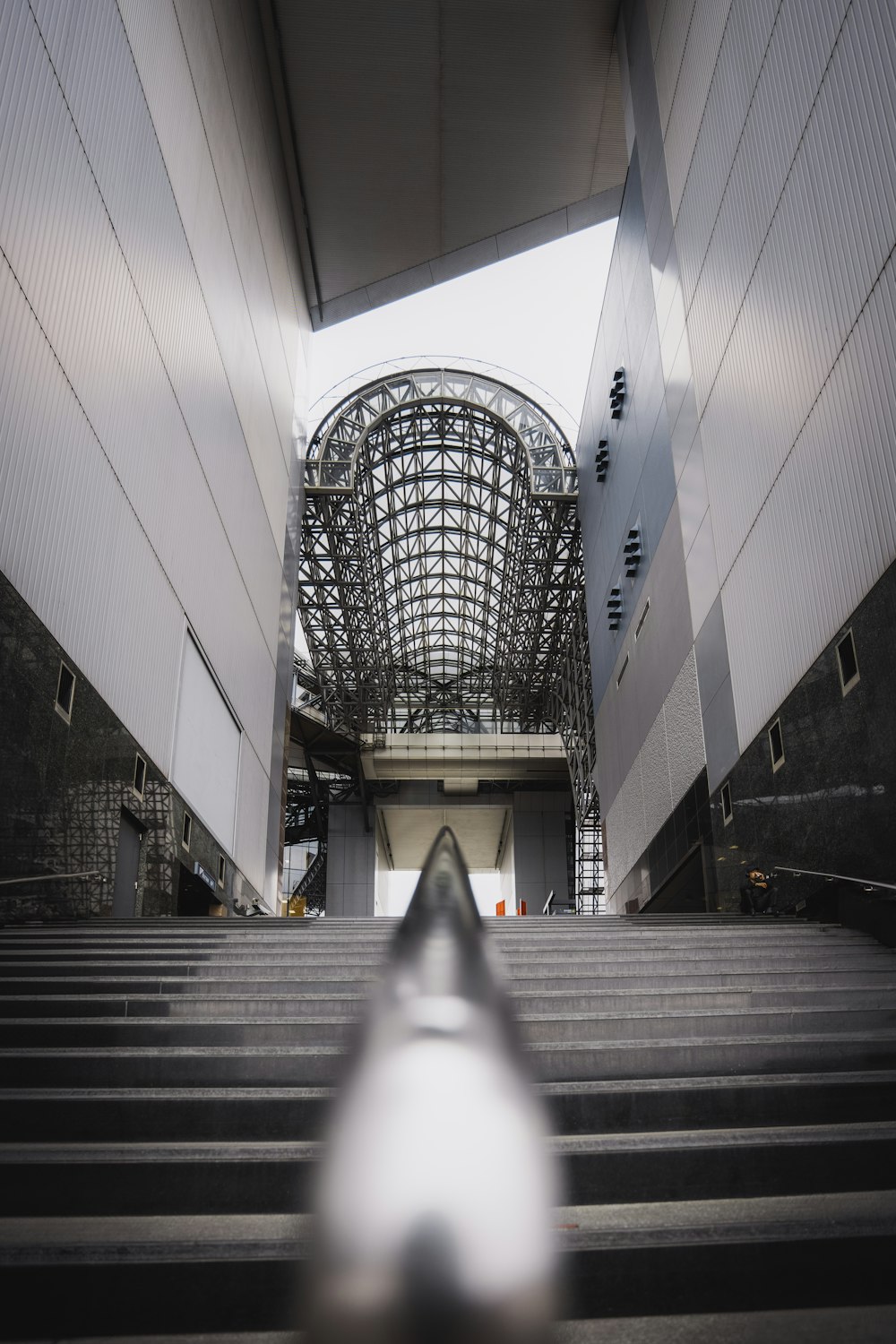 un escalier menant à un grand bâtiment