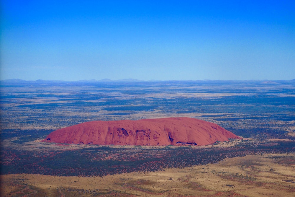 사막 한가운데에 있는 커다란 붉은 바위