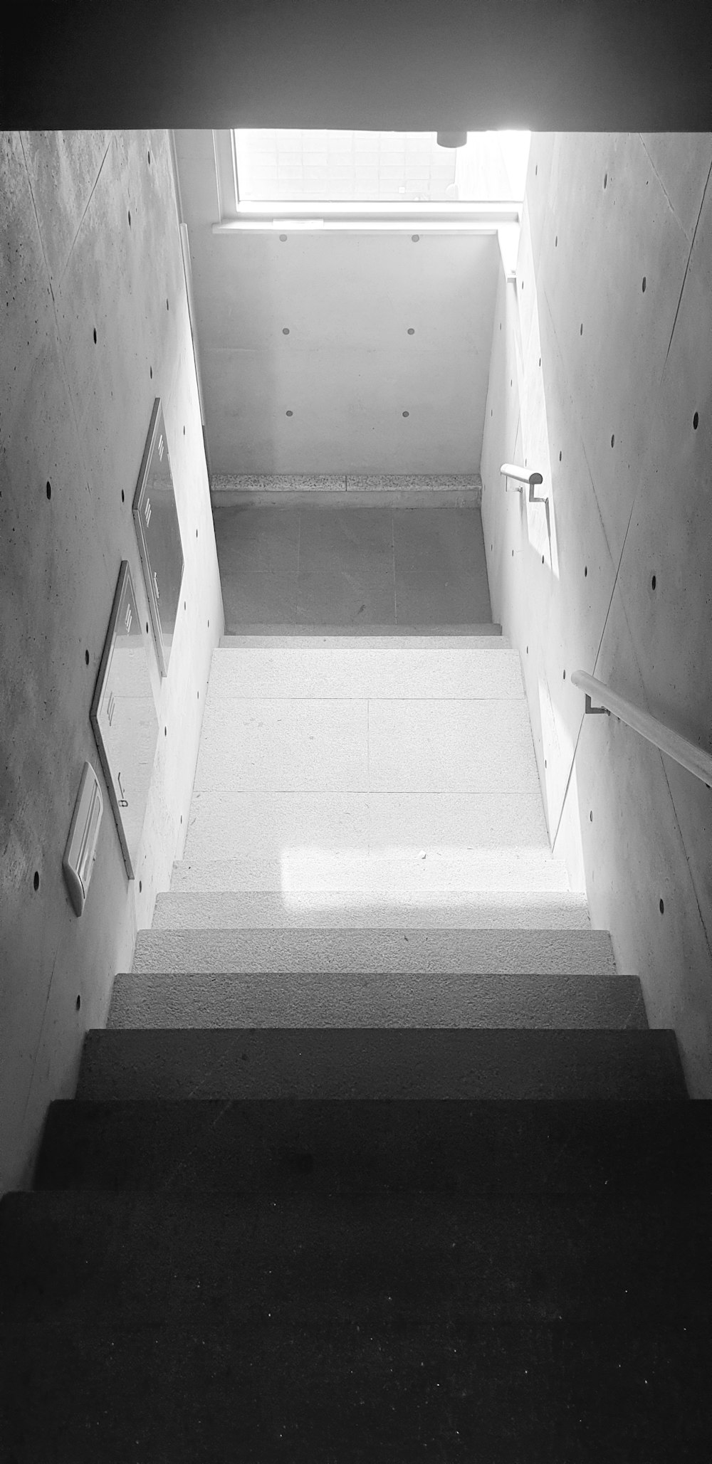 Una foto en blanco y negro de una escalera