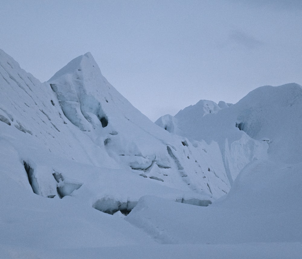 Un snowboarder descend une montagne enneigée