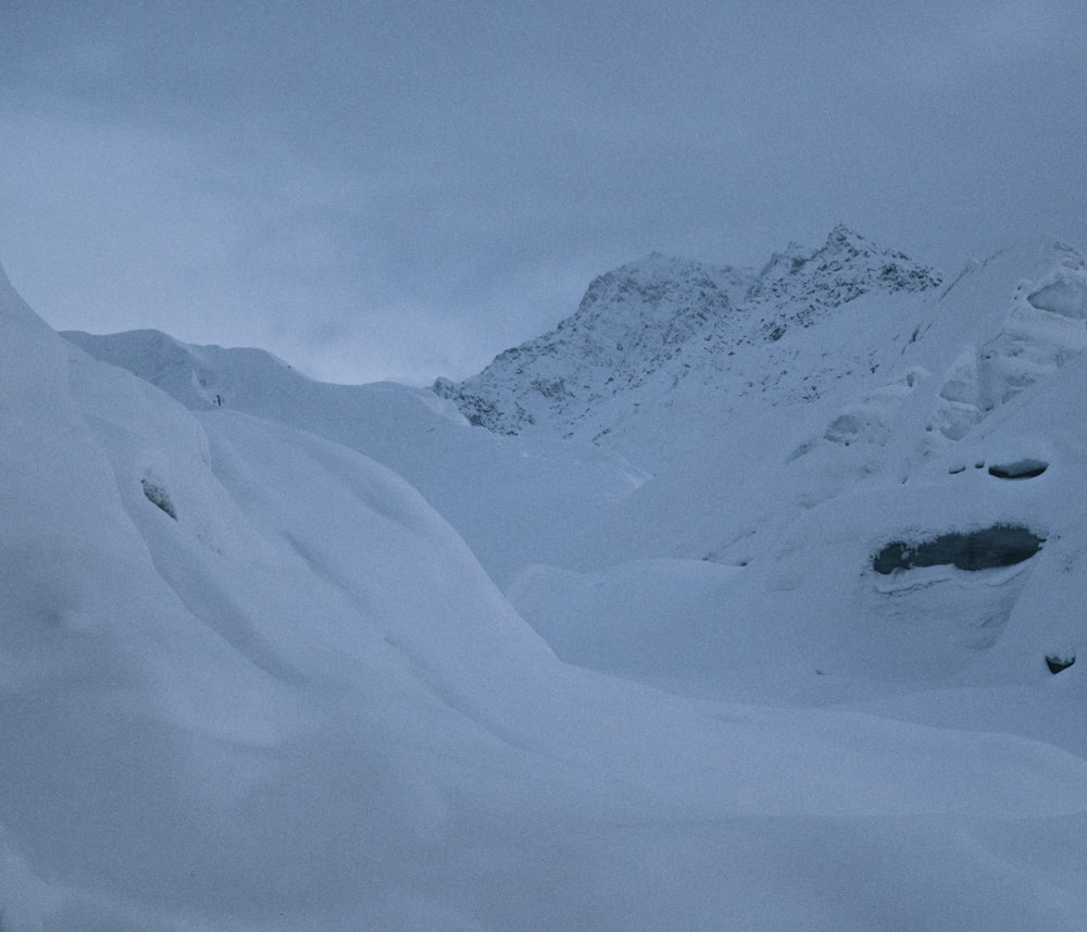 une personne skiant sur une montagne enneigée