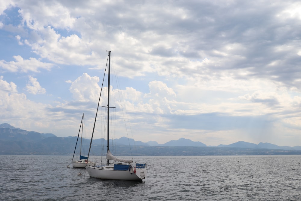 un couple de bateaux flottant au-dessus d’une grande étendue d’eau