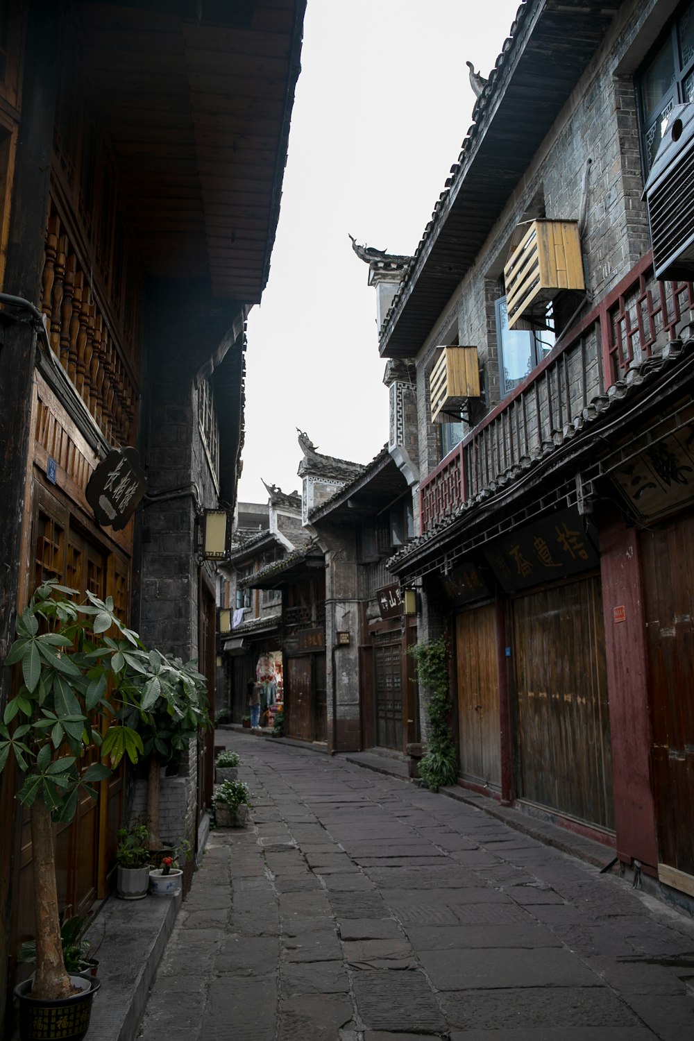 a narrow alley way with wooden buildings on both sides
