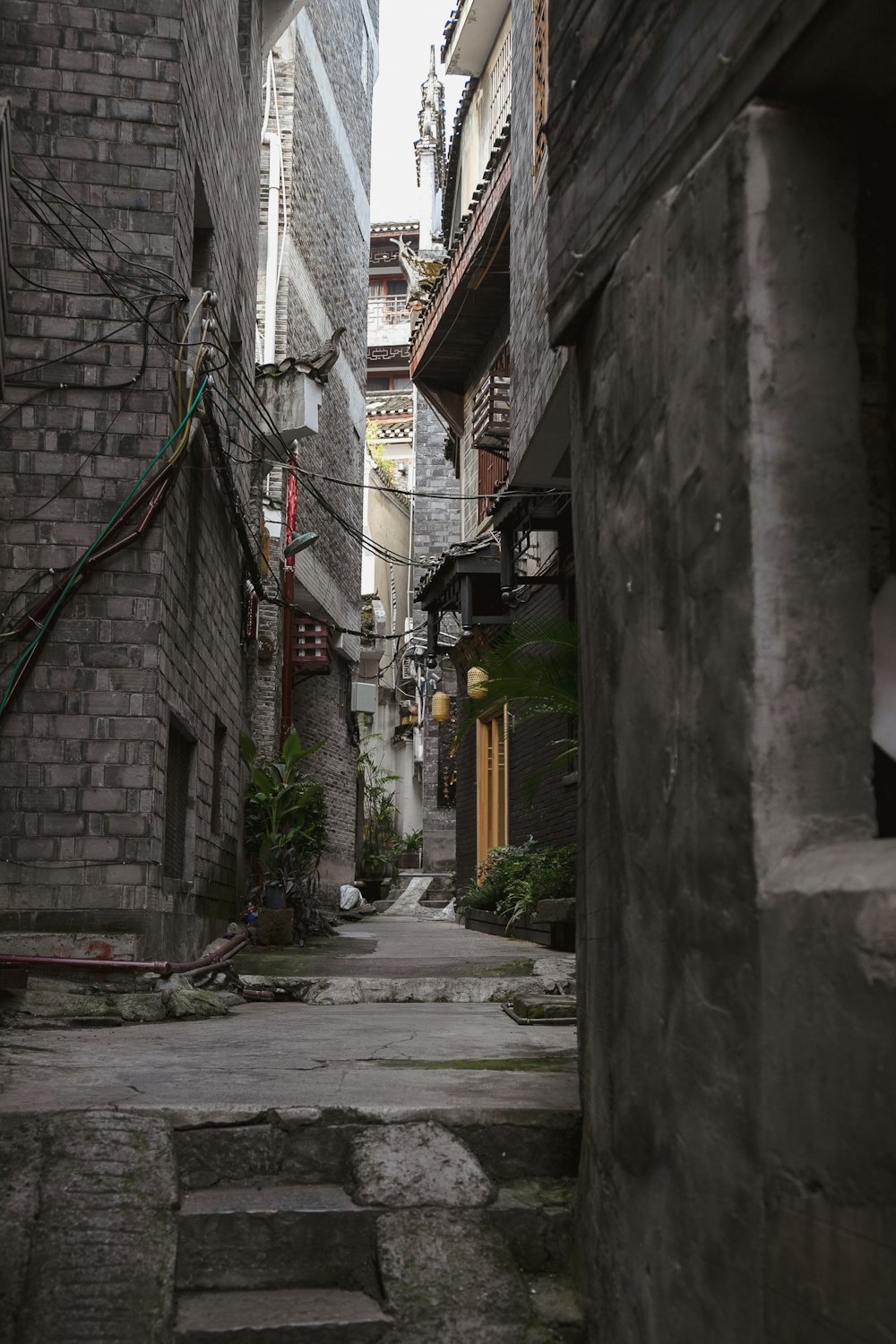 Un callejón estrecho con escalones que conducen a edificios