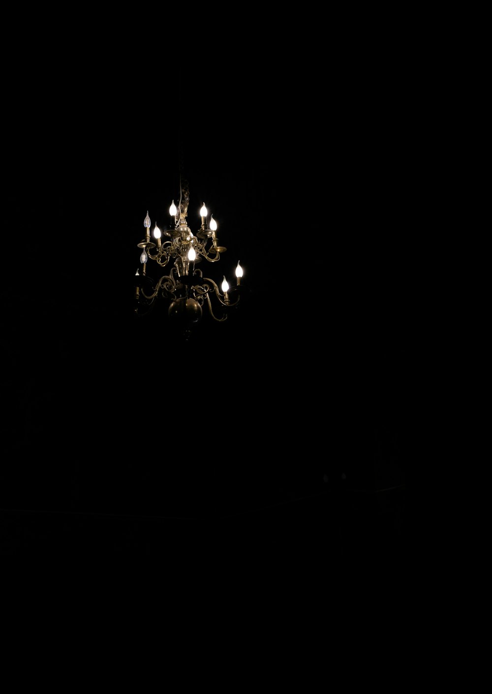 Un candelabro que cuelga del techo en una habitación oscura