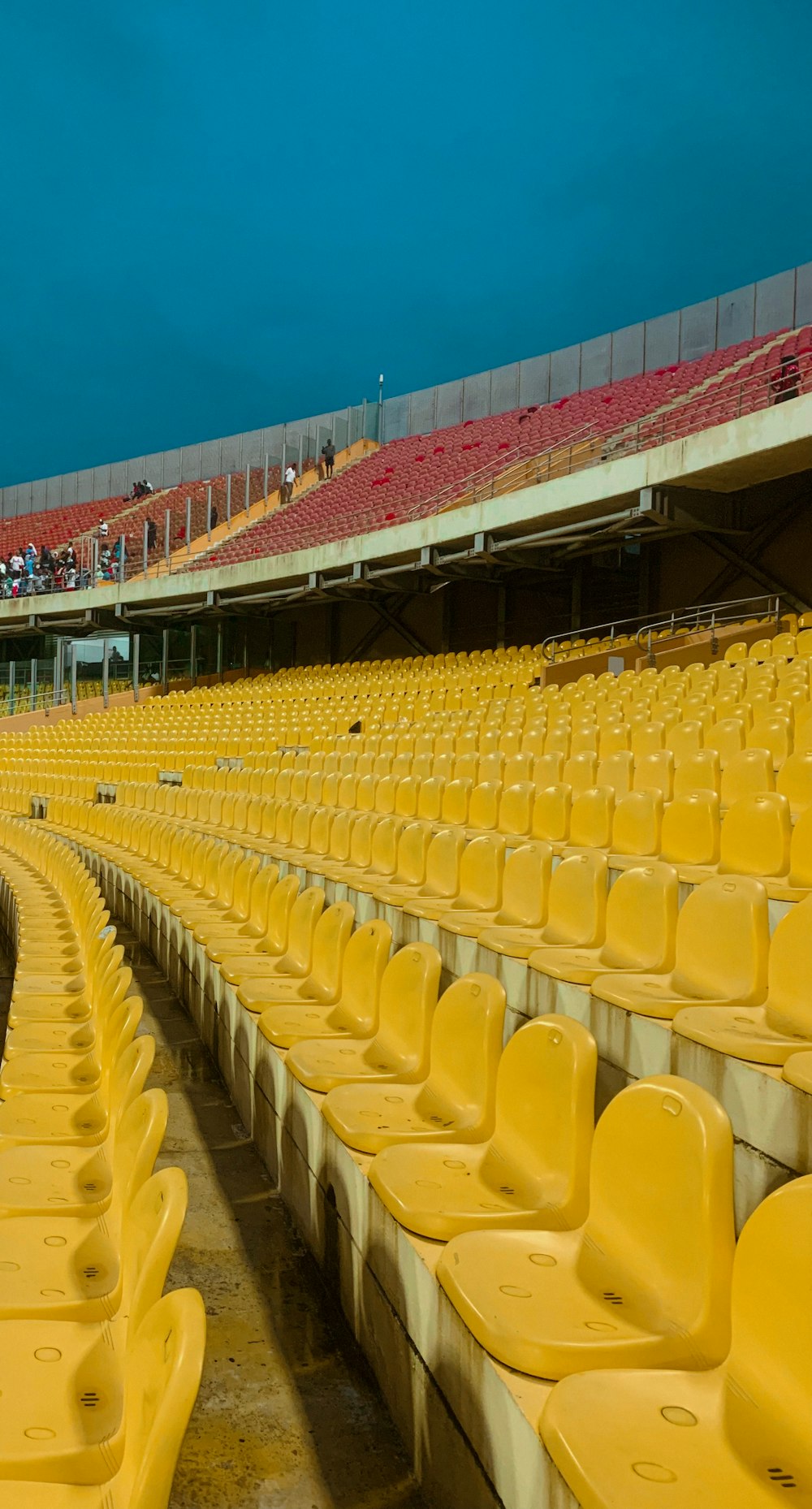 una fila di sedili gialli in uno stadio