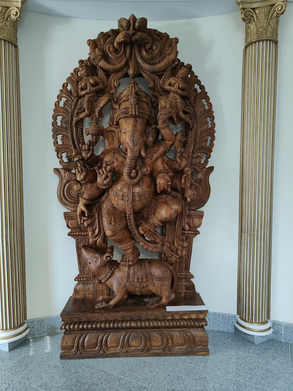 Una estatua de madera de un dios en una habitación