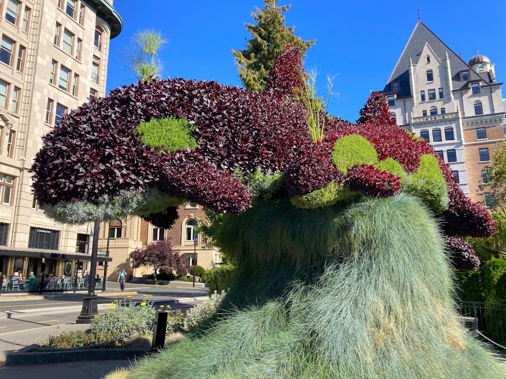 une sculpture d’une plante avec un visage fait à partir de celle-ci