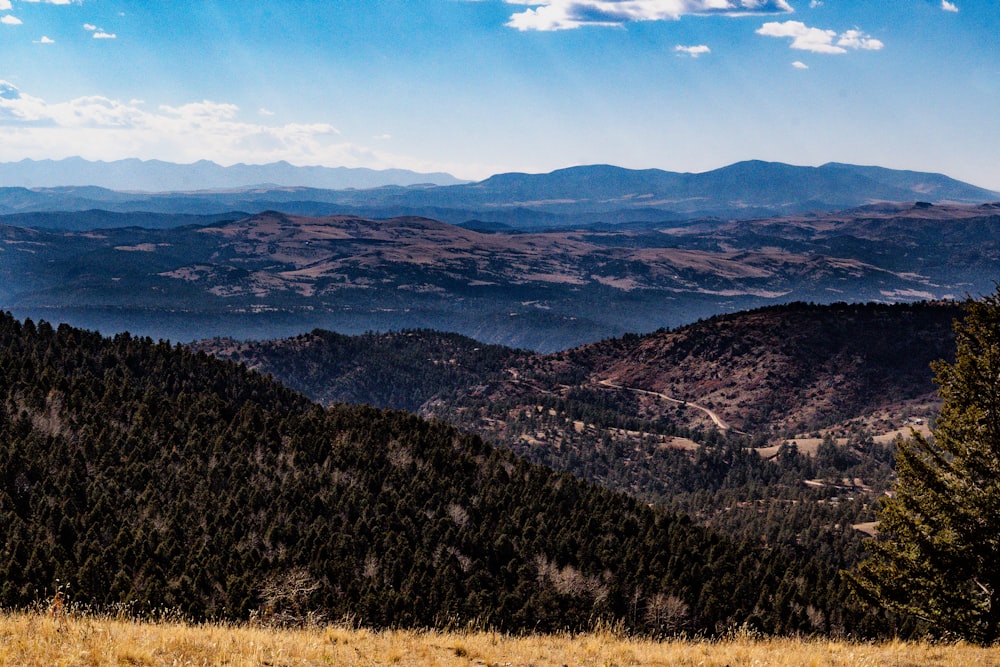 Una vista de una cadena montañosa desde la distancia