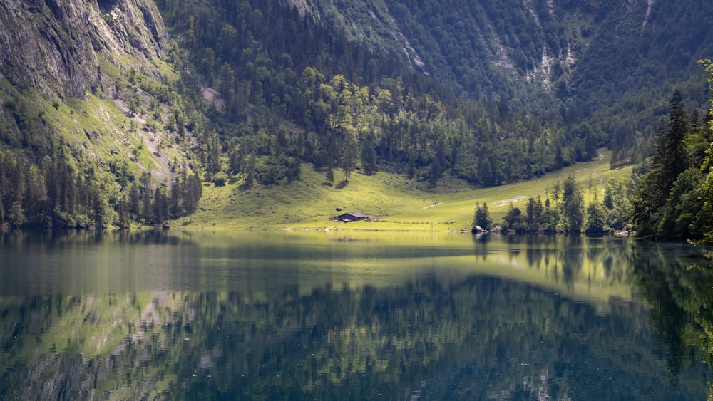 um lago cercado por montanhas e árvores