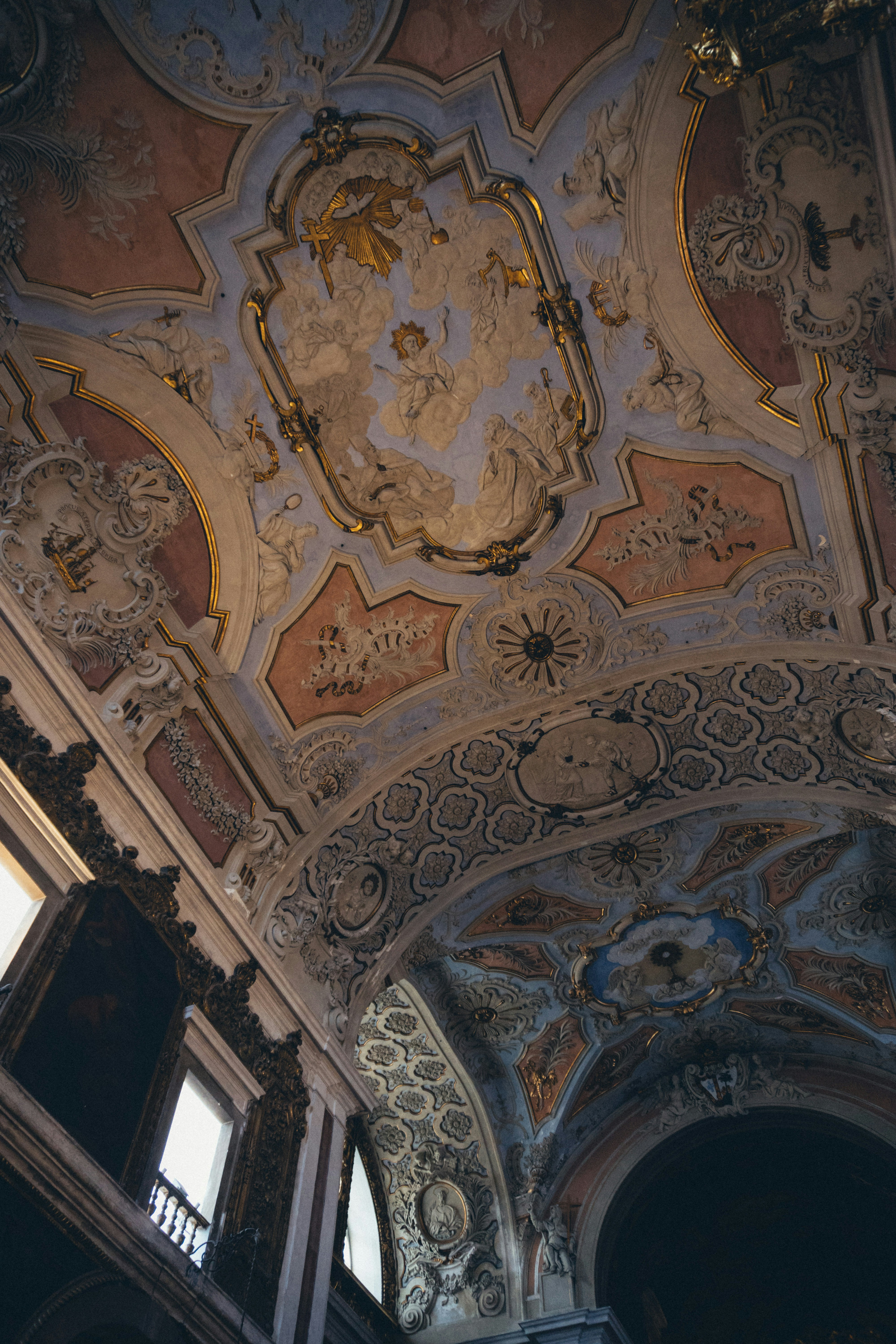 Um teto abobadado com muitas janelas foto – Imagem grátis sobre  Espiritualidade na Unsplash, image size:3000x4500